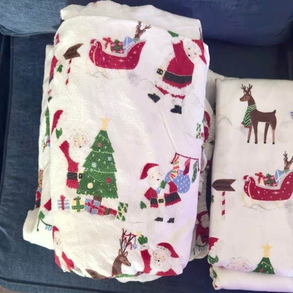 Set of Two Twin Pottery Barn Kids Christmas Santa and Reindeer Bedding Sheets - Picture 4 of 4